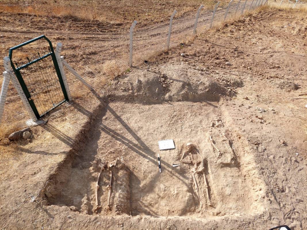 Ankara’da 800 yıllık toplu mezar bulundu! Çırılçıplak toprağa vermişler 19